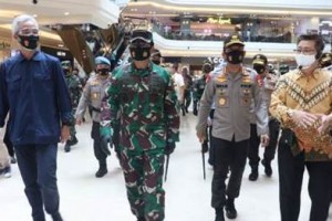 Panglima TNI bersama Kapolri dan Gubernur Jateng saat meninjau penerapan ptotokol kesehatan di Semarang.